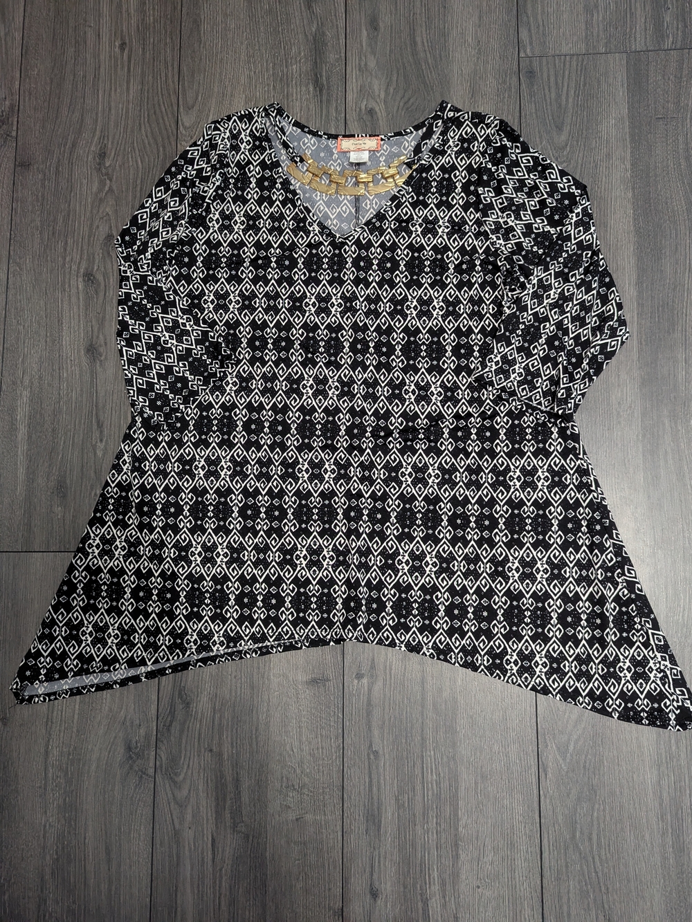 Women's Black & White Geometric Patterned Tunic Blouse